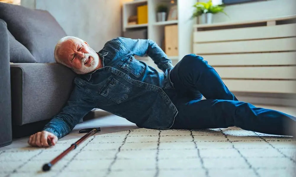 Pourquoi les chutes sont-elles si fréquentes chez les personnes âgées et comment les prévenir ?